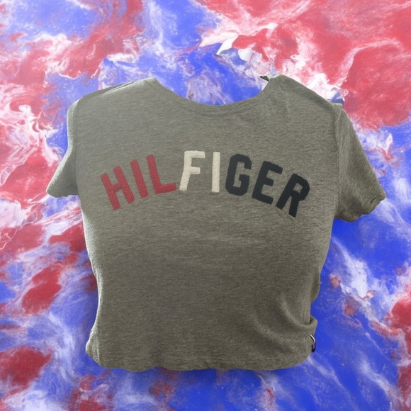 Tommy Hilfiger Graphic Tee – Women’s Size Large P2P 18 - Picture 1 of 3
